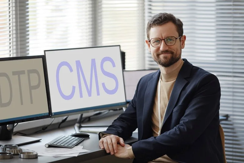 Technischer Redakteur am Arbeitsplatz mit zwei Monitoren, darauf die Begriffe DTP und CMS