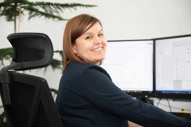 Mitarbeiterin bei eDok am modernen, ergonomischen Arbeitsplatz – Spaß bei der Arbeit